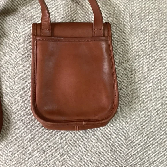 Vintage COACH Crossbody bag. Perfect for phone, wallet, lipstick . - Picture 2 of 5